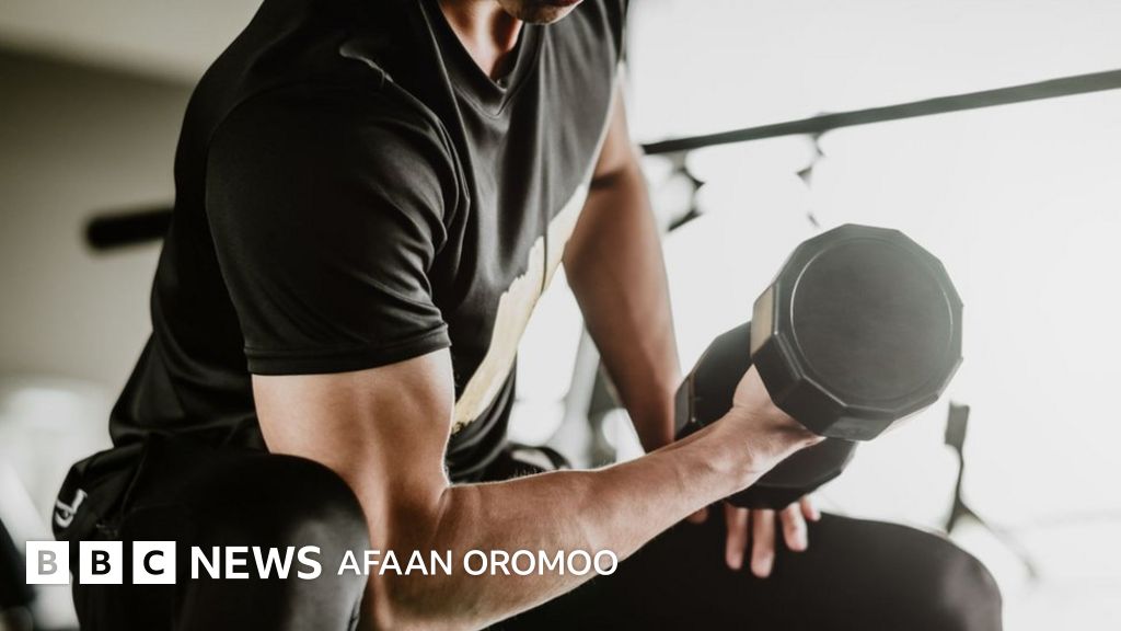 Etek ostida metro porno Aka uxlab yotganda singlisi qozini sordi.