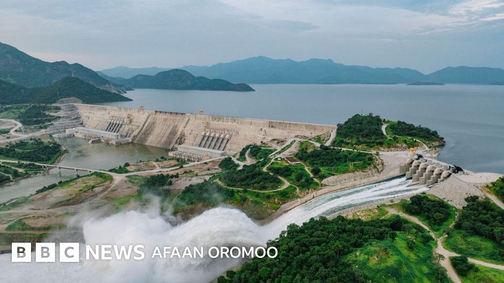 Porno filmlar ittifoqi Er xotinining dugonasini sikadi, xotini yaqinda uxlaydi