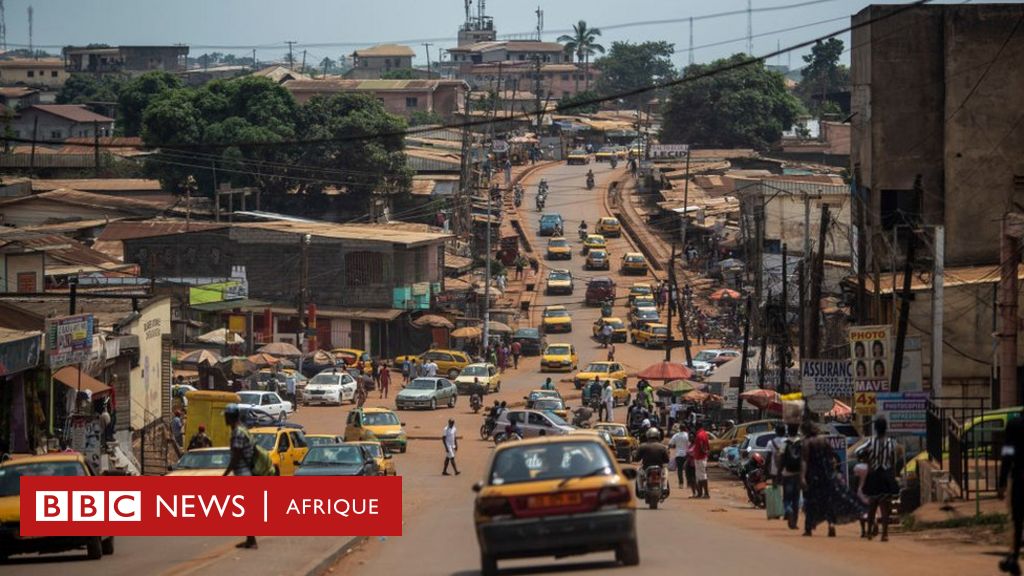 Une partie de Yaoundé, capitale du Cameroun dans le noir depuis une
