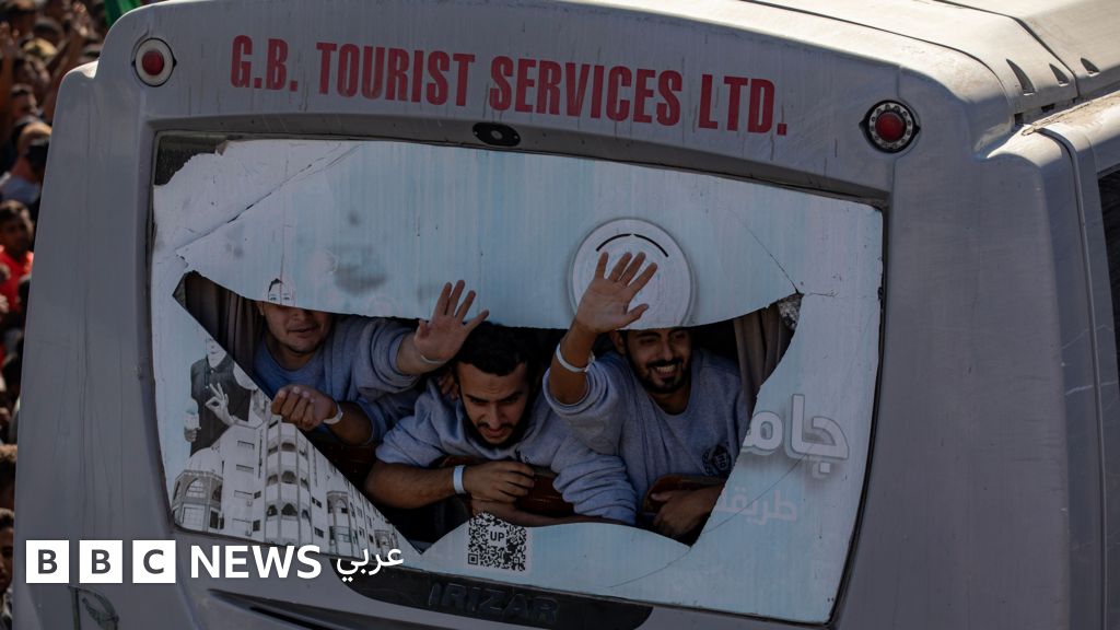 "انتظرت حتى آخر أسير نزل من الحافلة، لكنني لم أرَه": فرحة ناقصة في الضفة الغربية