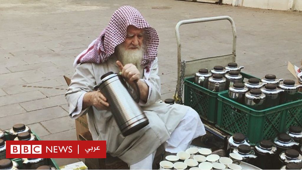 ساقي قهوة سوري يصبح حديث المدينة المنورة - BBC News Arabic