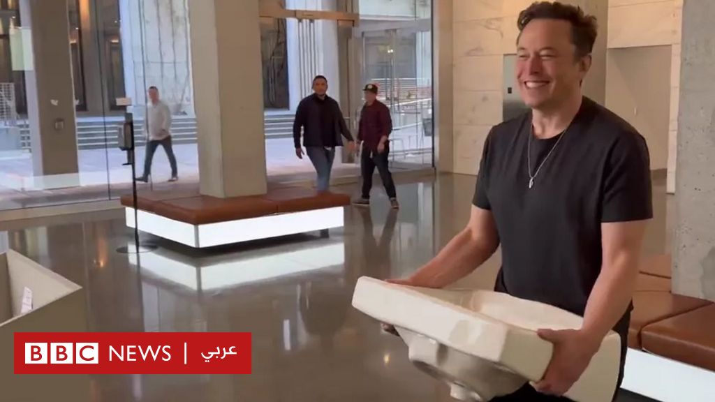 Elon Musk visits Twitter headquarters with a dock before completing the acquisition deal