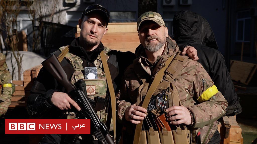 الغزو الروسي لأوكرانيا: أوكرانيون يستعيضون بالسلاح عن أقلامهم وحواسيبهم