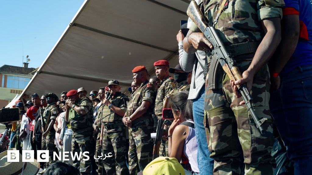 وحدة النخبة في جيش مدغشقر تعلن "توليها السلطة"، و"التظاهرات الغاضبة" تتحول إلى "تظاهرات مؤيدة" للجيش