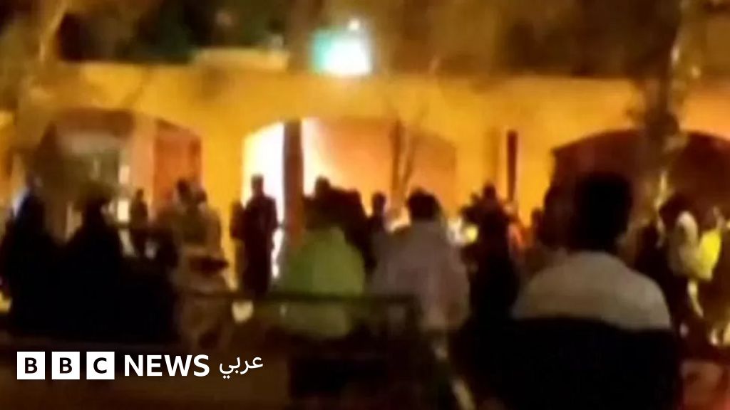 حريق في منزل عائلة آية الله الخميني على يد متظاهرين إيرانيين – BBC News عربي حريق في منزل عائلة آية الله الخميني على يد متظاهرين إيرانيين – BBC News عربي