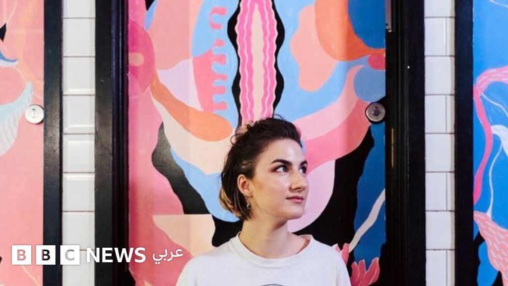 فنانة تقود حملة لرسم الأعضاء الجنسية للنساء على أبواب الحمامات العامة في العاصمة البريطانية فنانة تقود حملة لرسم الأعضاء الجنسية للنساء على أبواب الحمامات العامة في العاصمة البريطانية