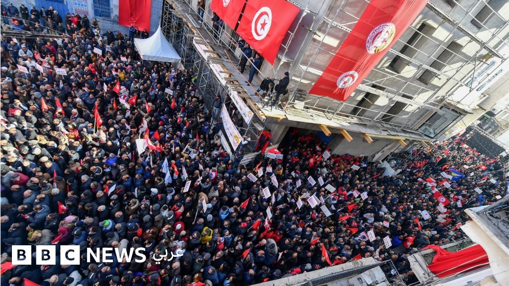 مغردون ينتقدون قيس سعيد ويطالبون باسترداد “مكتسبات الثورة” التونسية – BBC News عربي مغردون ينتقدون قيس سعيد ويطالبون باسترداد “مكتسبات الثورة” التونسية – BBC News عربي