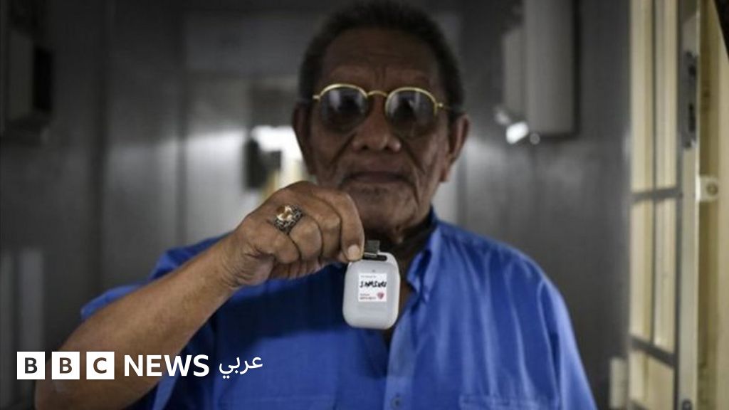 فيروس كورونا: أجهزة لتعقب الوباء في سنغافورة بدلا من تطبيقات الهواتف الذكية فيروس كورونا: أجهزة لتعقب الوباء في سنغافورة بدلا من تطبيقات الهواتف الذكية