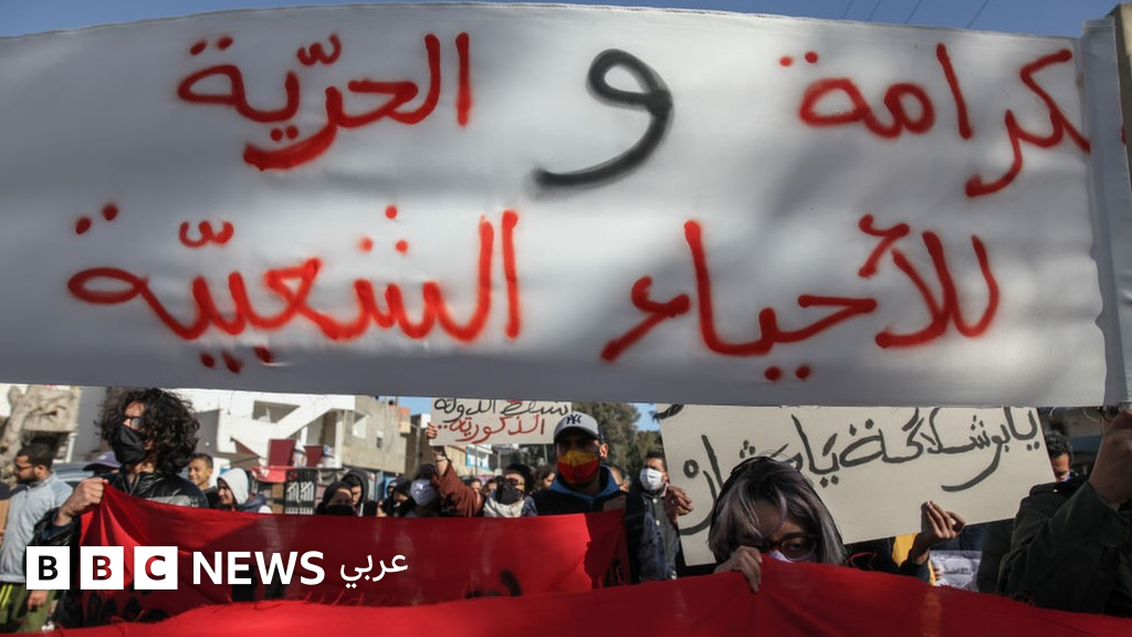 سيدي حسين: غضب في تونس بعد انتشار فيديو يصور “تعرية شرطيين لشاب” والاعتداء عليه في الشارع سيدي حسين: غضب في تونس بعد انتشار فيديو يصور “تعرية شرطيين لشاب” والاعتداء عليه في الشارع