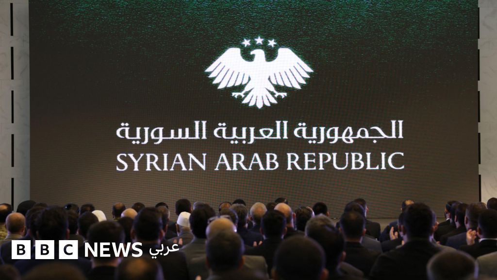 سوريا تطلق شعاراً جديداً للبلاد، فما دلالات العقاب والنجوم الثلاث؟ - BBC News عربي