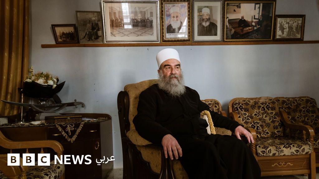 حكمت الهجري: الزعيم الروحي الذي بات أبرز معارضي الحكومة السورية الجديدة - BBC News عربي