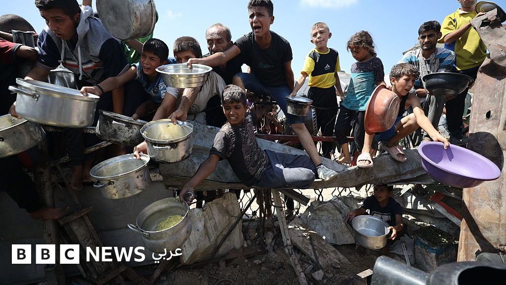 حرب غزة: مقتل 113 شخصاً في قطاع غزة من بينهم 33 من منتظري المساعدات - BBC News عربي