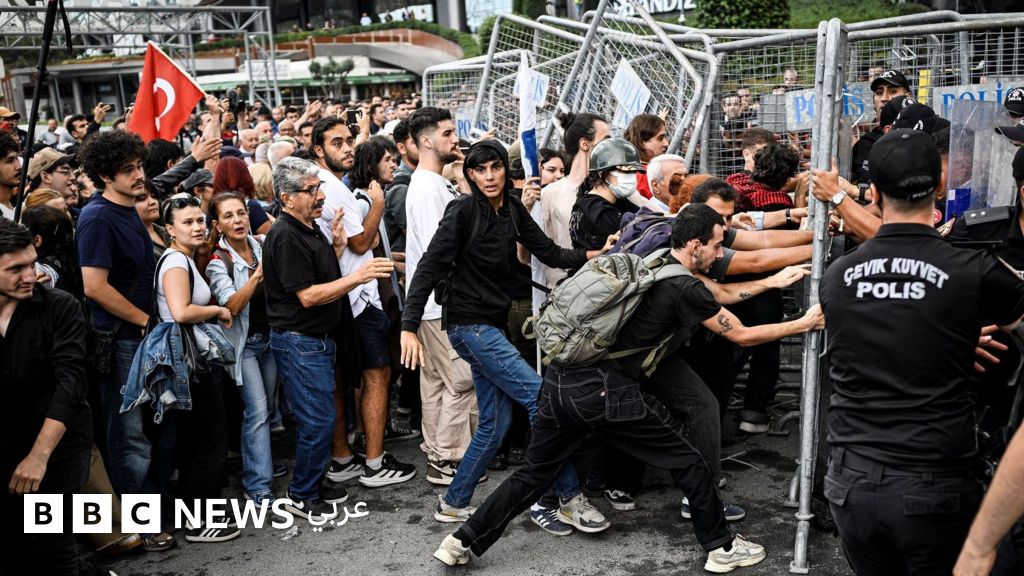 تركيا تشهد احتجاجات حول مقر حزب الشعب الجمهوري في إسطنبول، وحجب مواقع التواصل الاجتماعي في البلاد