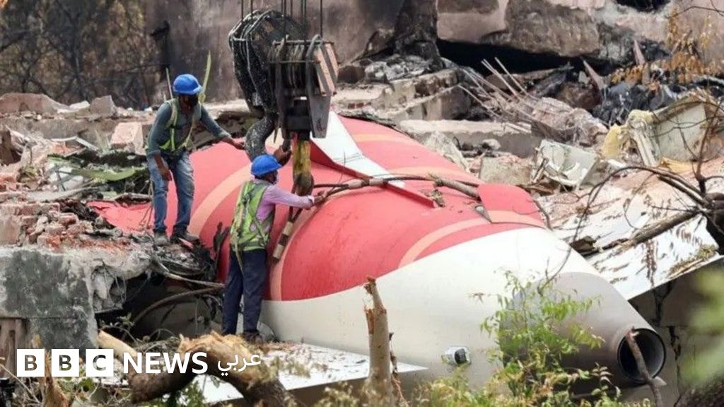 تحطم الطائرة الهندية: تقرير أولي يكشف ملابسات الحادث، لكن دون نتيجة نهائية - BBC News عربي