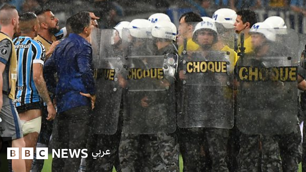 قوات مكافحة الشغب تتدخل لتسديد ركلة جزاء في مباراة بين بطلي الأرجنتين والبرازيل