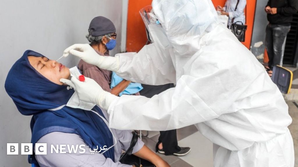 فيروس كورونا: مقاضاة شركة تعيد استخدام أدوات مسحة الأنف بين الركاب في مطار إندونيسي