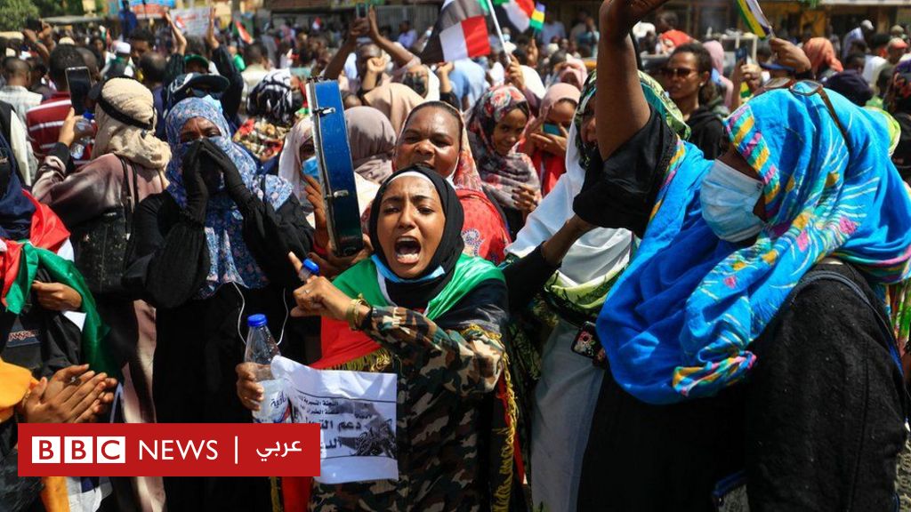 انقلاب السودان قوات الأمن تفرق المتظاهرين بالغاز المسيل للدموع في