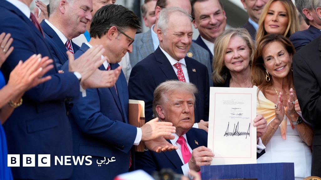 ترامب: الرئيس الأمريكي يوقّع مشروع الميزانية الضخم في العيد الوطني ليصبح قانوناً نافذاً - BBC News عربي