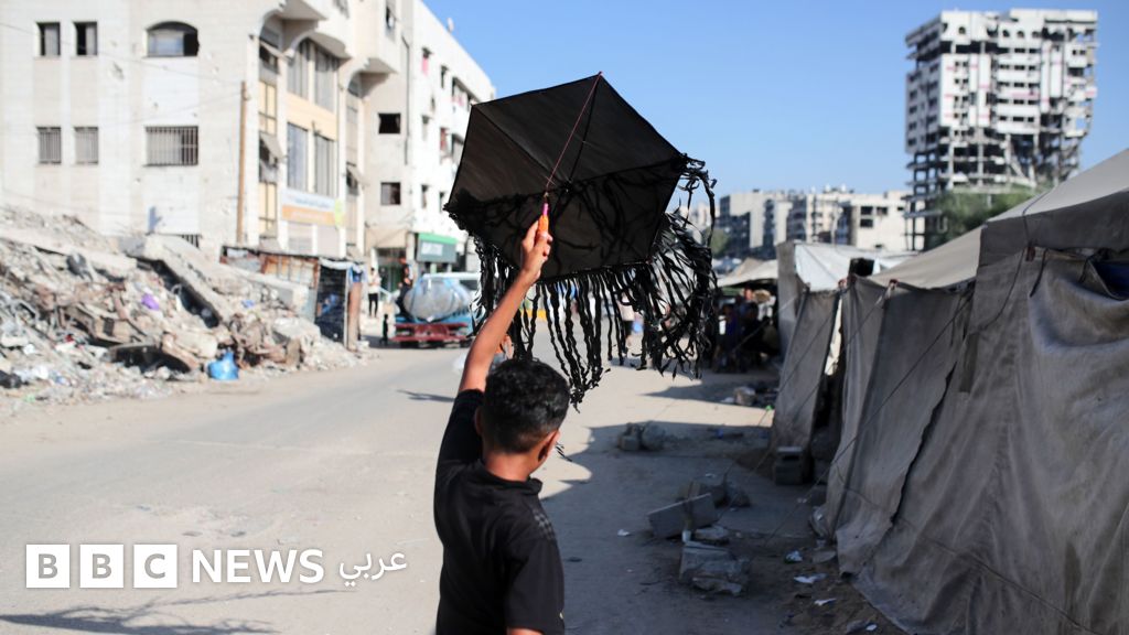 أطفال غزة يكسرون طائراتهم الورقية خوفًا من القصف