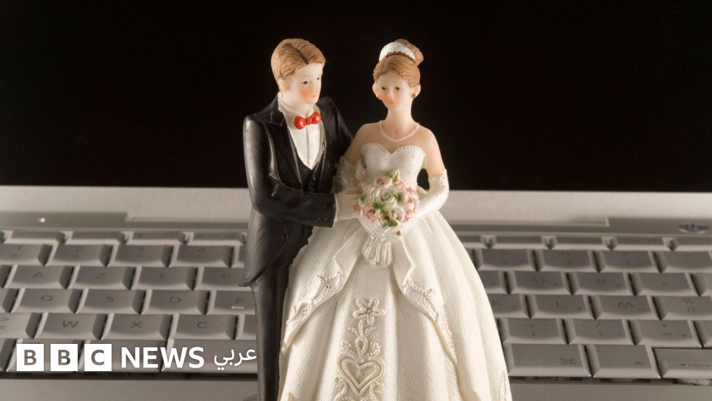 عبر تطبيق بسيط على الهاتف، ومن خلال تعبئة نماذج إلكترونية، أصبح من الممكن حجز مأذون يشرف على مراسم الزواج، بل وتنظيم حفل زفاف افتراضي، وكل ذلك في أقل من 24 ساعة 
