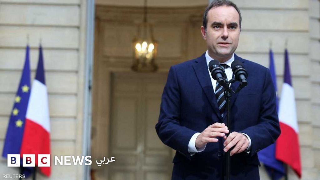 استقالة رئيس الوزراء الفرنسي بعد أقل من شهر من تولي المنصب، كيف سيتعامل ماكرون مع الأزمة؟