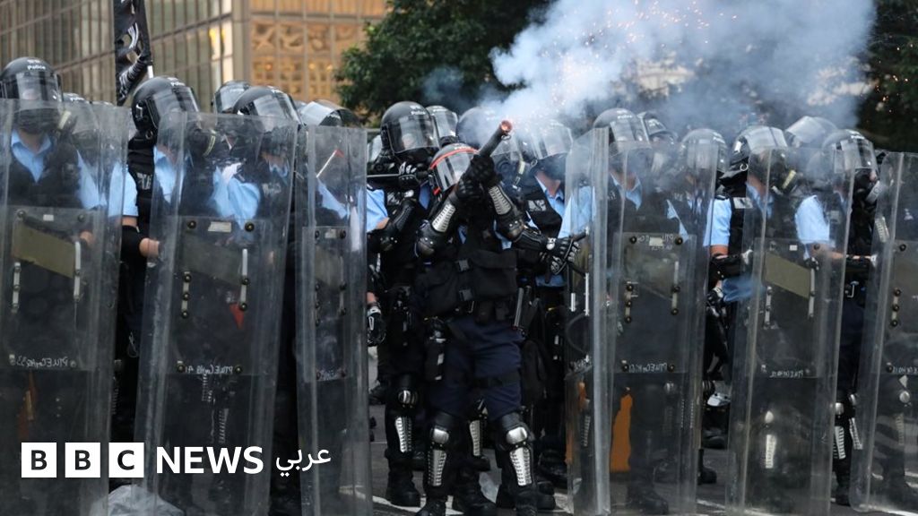 هونغ كونغ: الشرطة تطلق عيارات مطاطية لتفريق المحتجين على قانون تسليم المطلوبين إلى الصين هونغ كونغ: الشرطة تطلق عيارات مطاطية لتفريق المحتجين على قانون تسليم المطلوبين إلى الصين