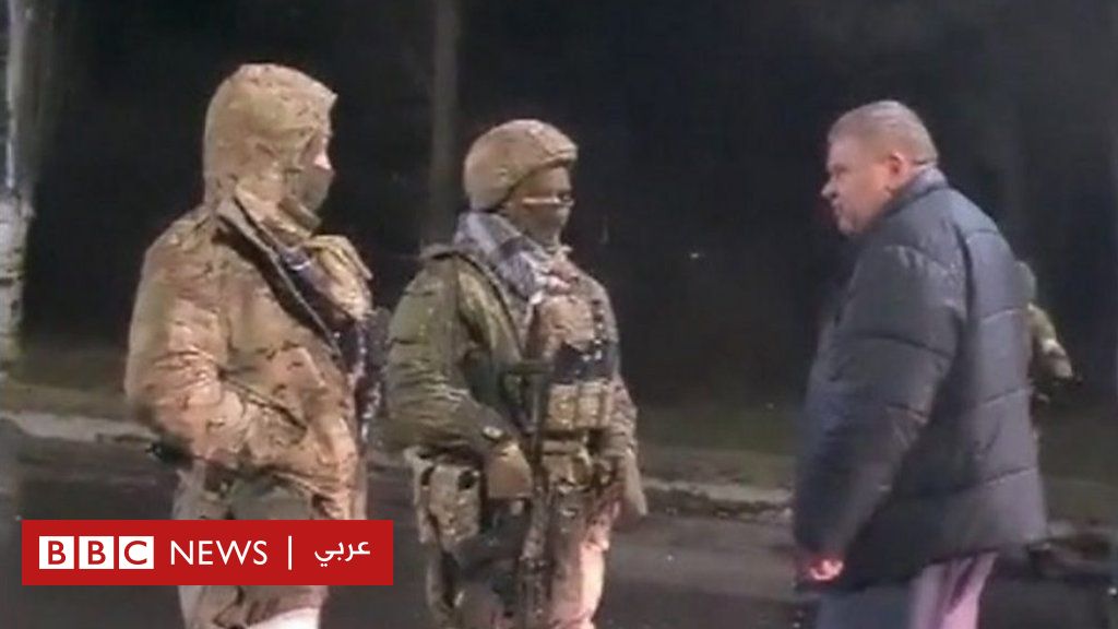 روسيا وأوكرانيا: مقاطع فيديو تظهر أوكرانيين يواجهون القوات الروسية