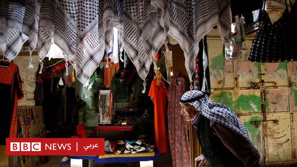 مرت الكوفية الفلسطينية بمراحل مفصلية على مدى العقود الماضية، فتحولت من مجرد لباس تقليدي إلى رمز سياسي مهم للفلسطينيين. في هذا التقرير نروي حكاية الكوفية من عام 1938 وحتى الآن 