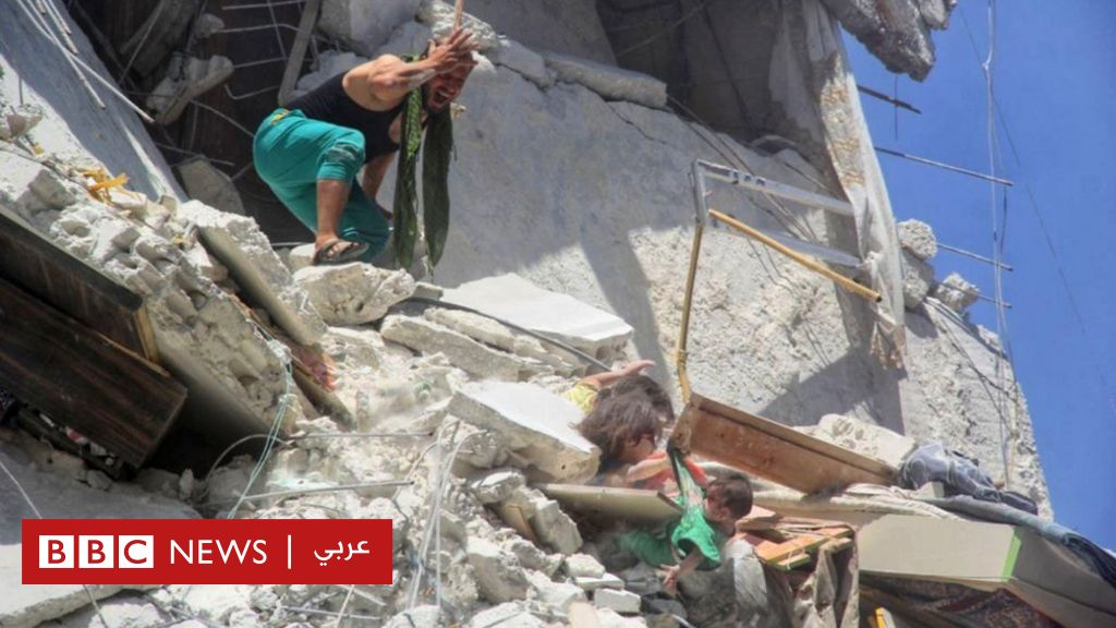 فتاة صغيرة تنقذ اختها من الموت بعد قصف على بلدة أريحا السورية - BBC News Arabic