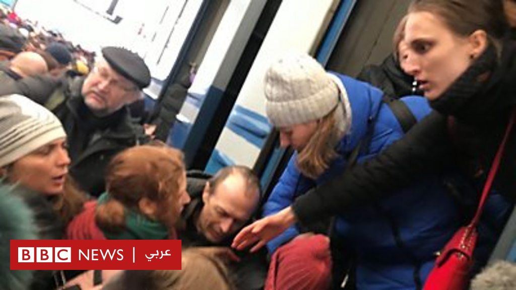 الغزو الروسي لأوكرانيا: مئات الأشخاص يتدافعون في محطة قطار للفرار من الحرب