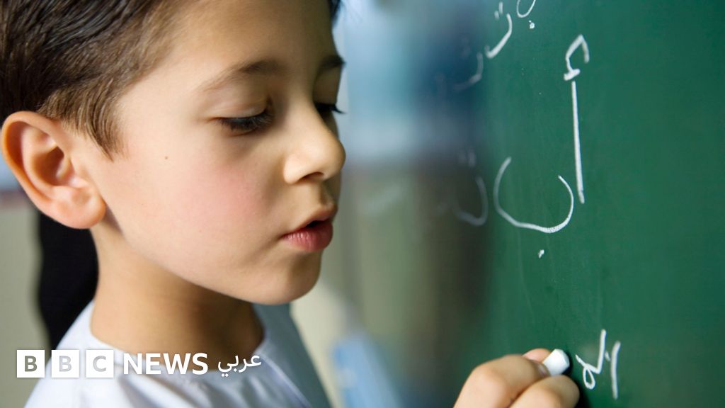 من الطباشير إلى الألواح الذكية: كيف تغيّرت الغرف الصفية في العالم العربي؟