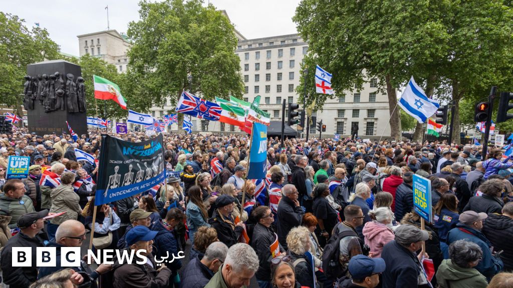 احتجاجات حاشدة في قلب لندن بعد تصاعد الهجمات على المجتمع اليهودي في بريطانيا - BBC News عربي