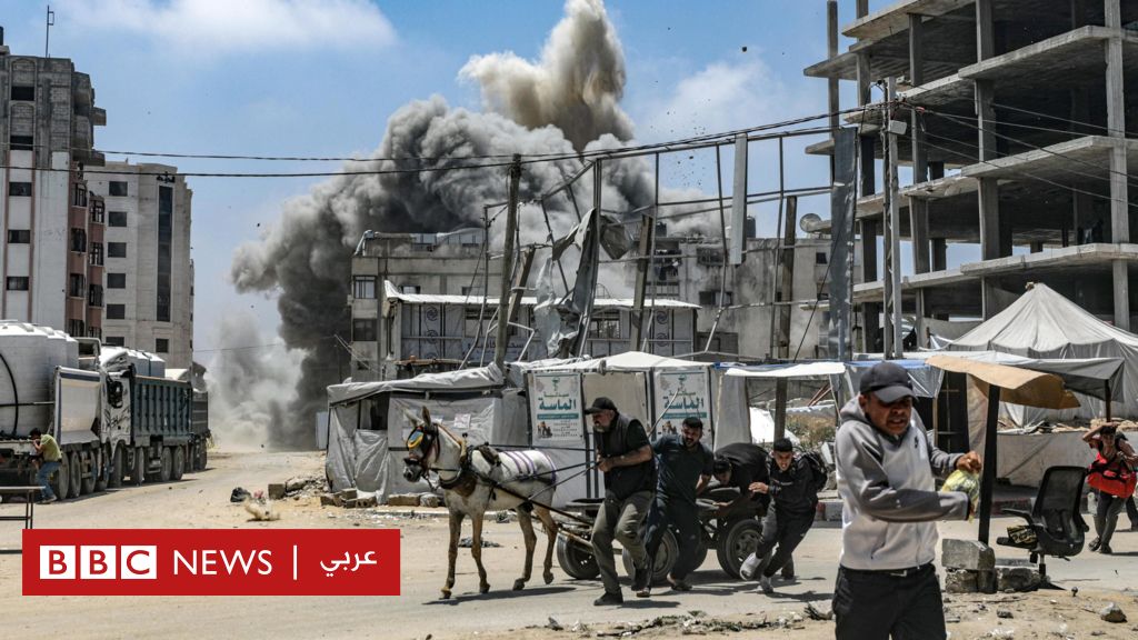آلاء النجار: طبيبة فلسطينية تُفجع بوصول جثامين تسعة من أبنائها أثناء عملها في مجمع ناصر الطبي - BBC News عربي