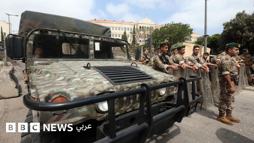 لبنان: إيران تعارض نزع سلاح حزب الله، ومقتل وإصابة جنود في انفجار ذخائر جنوبي البلاد - BBC News عربي