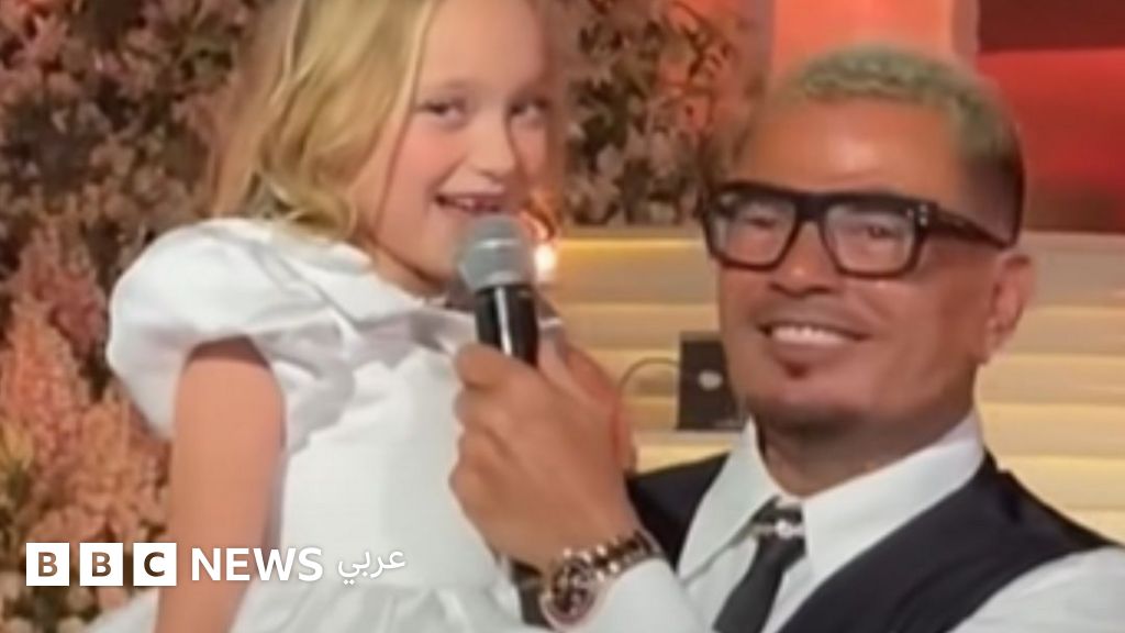 عمرو دياب يخطف القلوب مع طفلة على المسرح