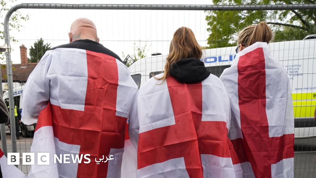 ماذا وراء انتشار أعلام إنجلترا وبريطانيا في شوارع البلاد؟ - BBC News عربي