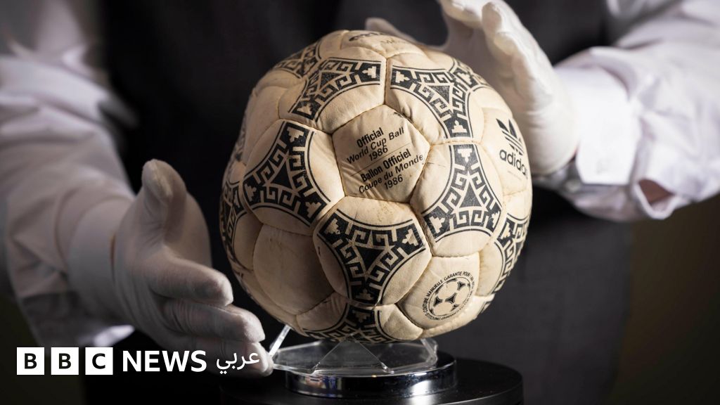 بيع كرة مارادونا التي سجّل بها هدف “يد الرب” مقابل 3.3 مليون دولار