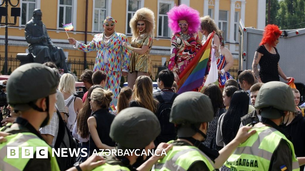 Бір гей ер адамдар дәретханада тыңшылық жасайды.