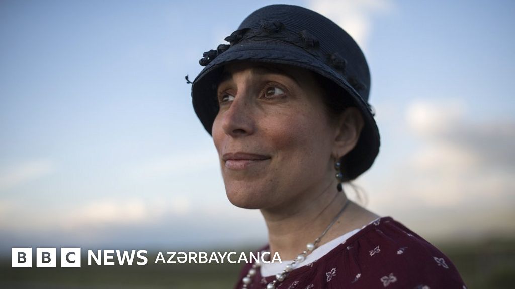 Rus pornosi: Onam uxlab qoldi Porno filmlarda yashirin kamera