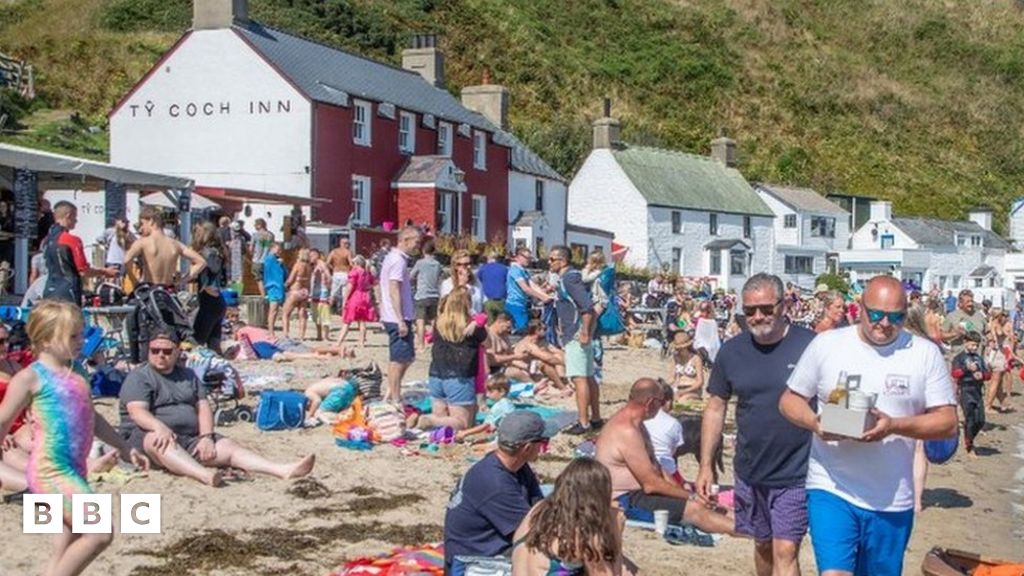 Galw am oedi cyn cyflwyno treth ar dwristiaid - BBC Cymru Fyw