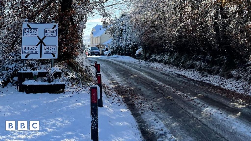 Galw ar y gwasanaeth ambiwlans 'yn fwy na'i allu i ymateb' - BBC Cymru Fyw
