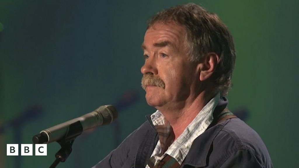 Gwobrau'r Selar: Gwobr Cyfraniad Arbennig I Tecwyn Ifan - BBC Cymru Fyw