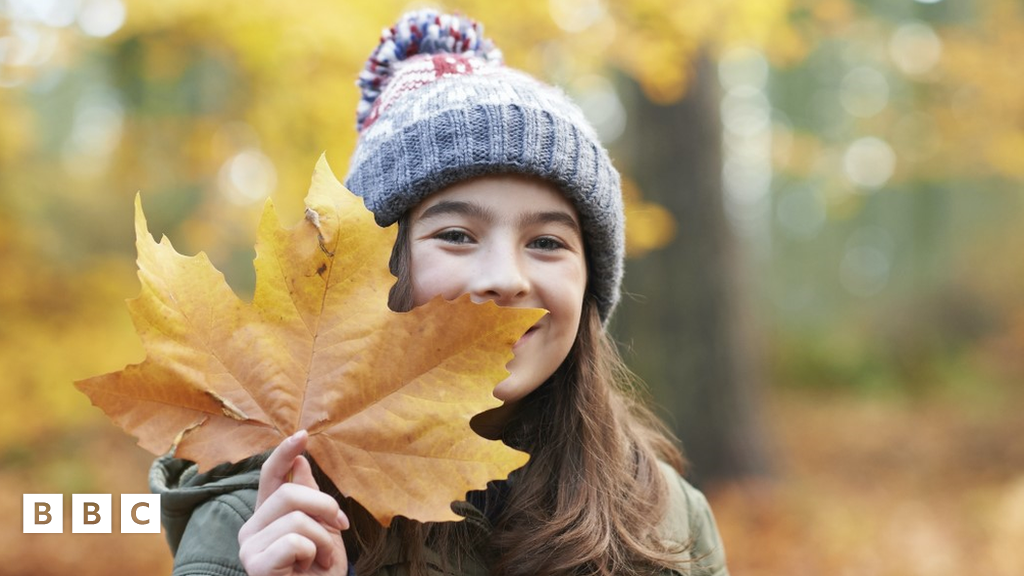 Girls with a leaf