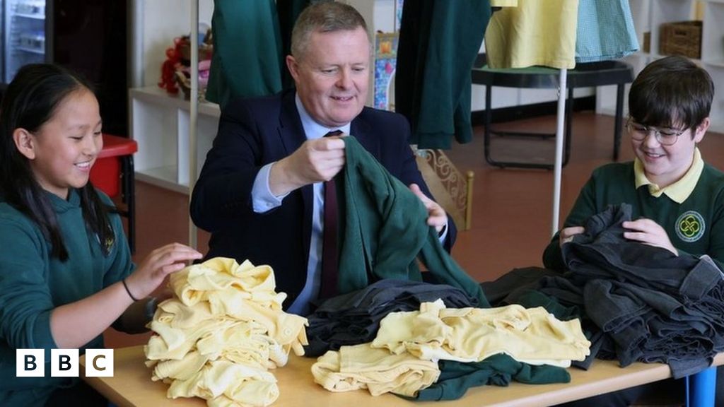 Gweinidog Addysg yn galw am wneud gwisg ysgol yn rhatach - BBC Cymru Fyw