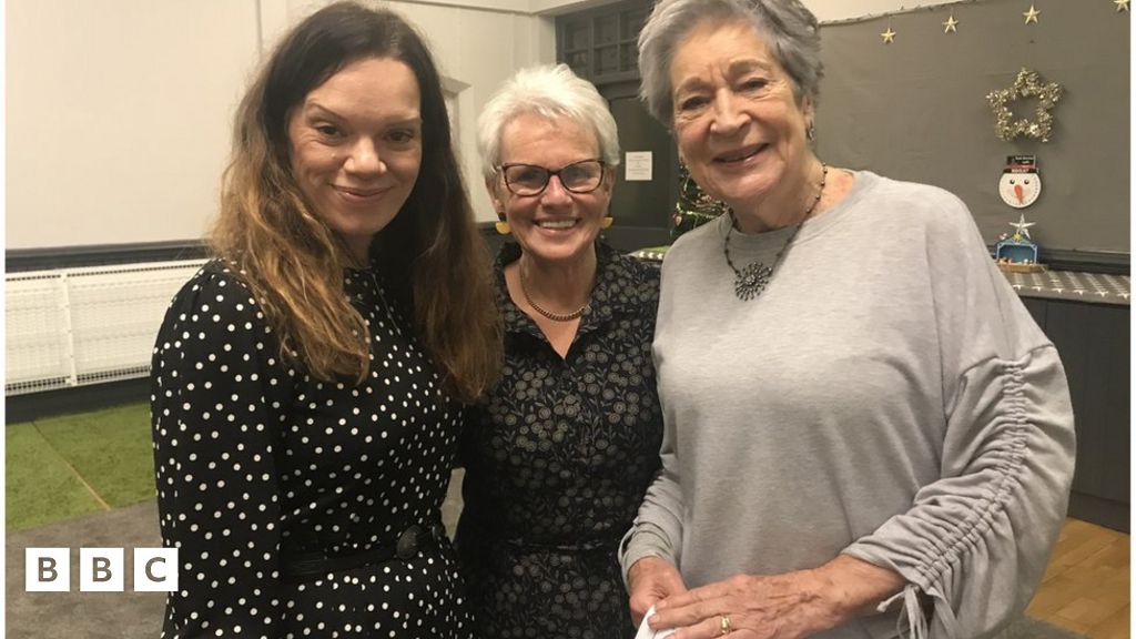 Galw am gorau Cymraeg i bobl â dementia - BBC Cymru Fyw