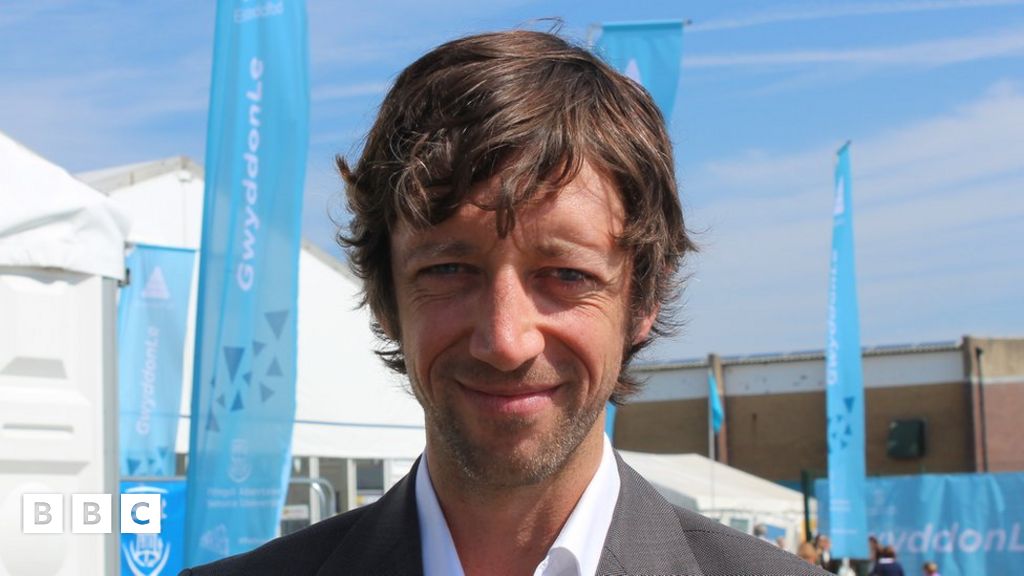 Ateb y Galw: Yr actor Rhodri Meilir - BBC Cymru Fyw