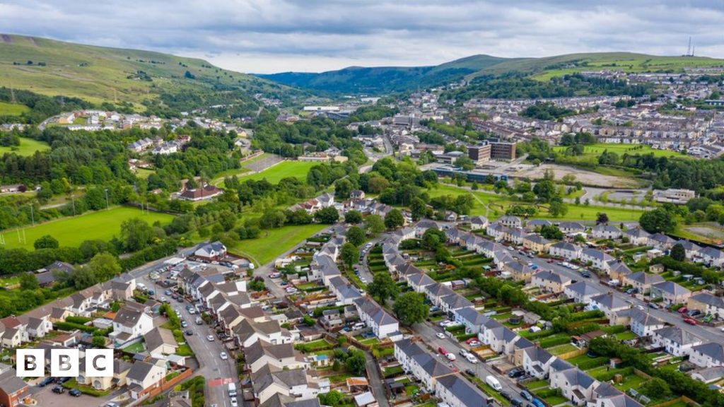 Galw am statws iaith arbennig i rai ardaloedd yng Nghymru - BBC Cymru Fyw