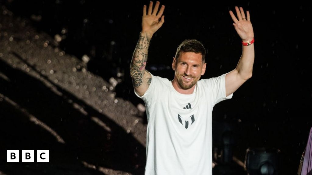 Watch fake Messi Miami jerseys being sold outside stadium