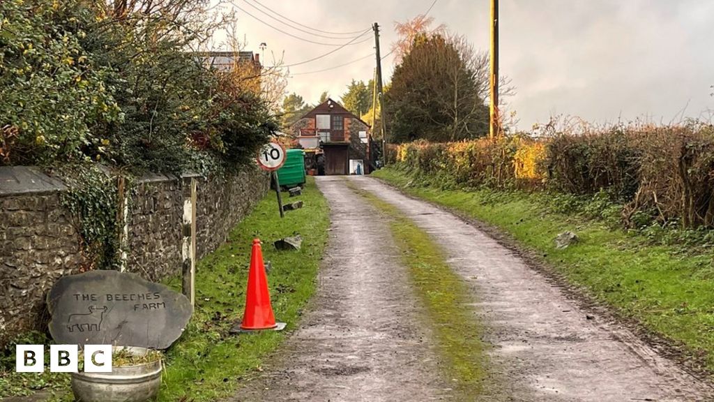 Dyn Yn Y Llys Ar Gyhuddiad O Lofruddiaeth Parc Carafanau Bbc Cymru Fyw 