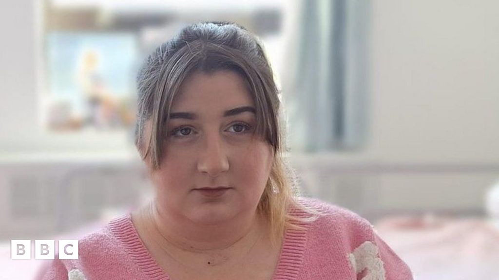&amp;#39;Sownd mewn ysbyty a rhy ifanc am lety addas&amp;#39; - BBC Cymru Fyw